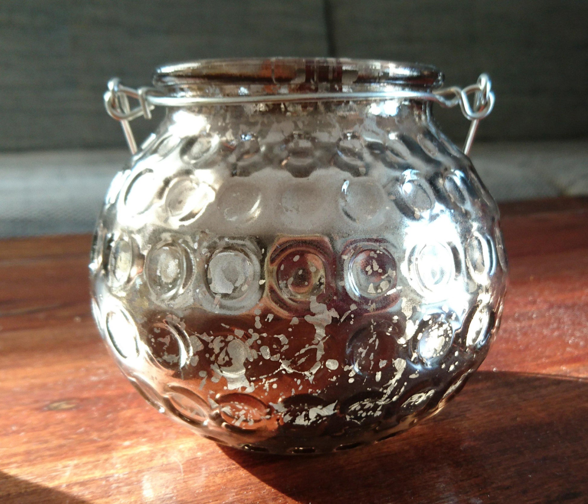 Kleines Windlicht Kugel mit Metallhenkel - zum Hängen & Stellen in 2 verschiedenen Farben - KamelundMilch.de