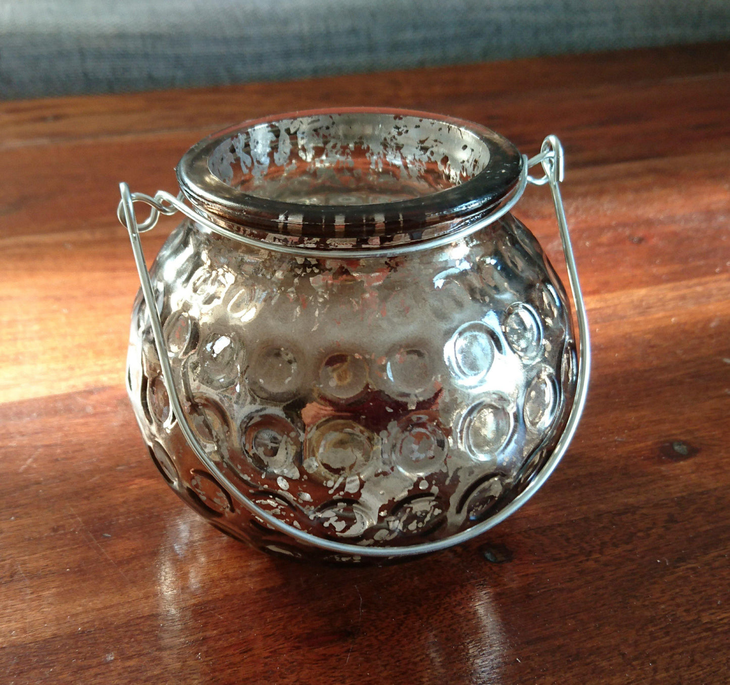 Kleines Windlicht Kugel mit Metallhenkel - zum Hängen & Stellen in 2 verschiedenen Farben - KamelundMilch.de