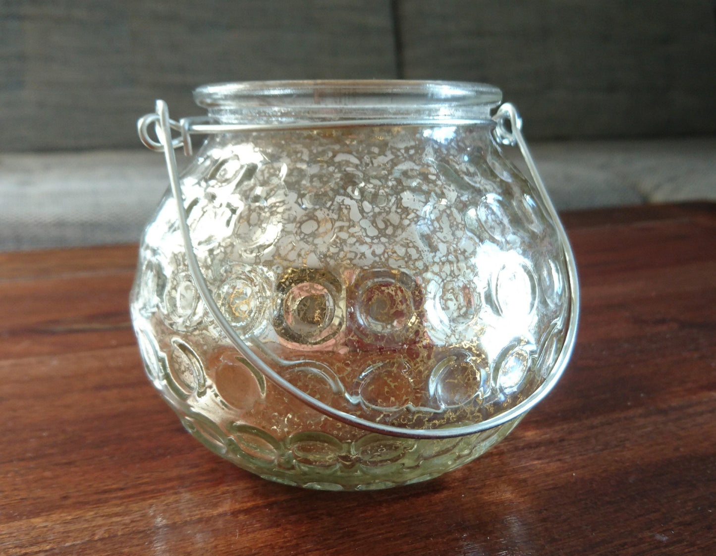 Kleines Windlicht Kugel mit Metallhenkel - zum Hängen & Stellen in 2 verschiedenen Farben - KamelundMilch.de