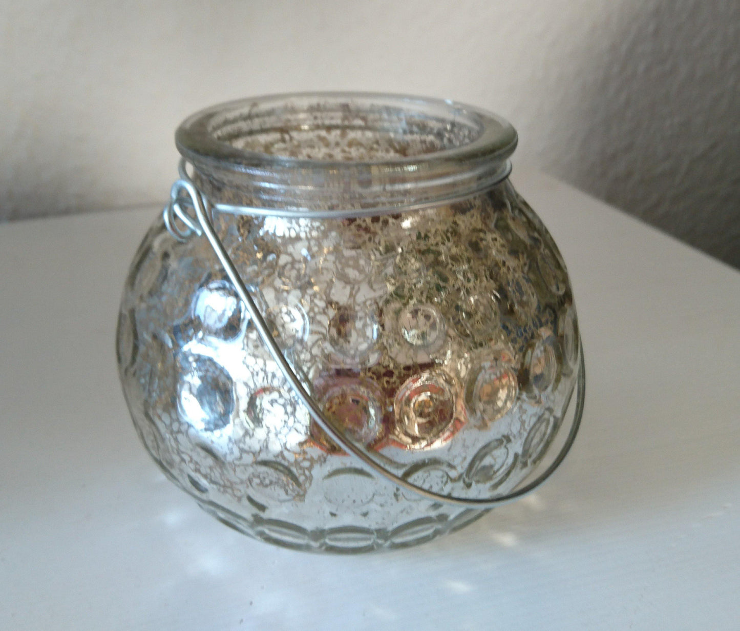 Kleines Windlicht Kugel mit Metallhenkel - zum Hängen & Stellen in 2 verschiedenen Farben - KamelundMilch.de