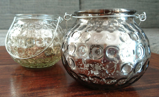 Kleines Windlicht Kugel mit Metallhenkel - zum Hängen & Stellen in 2 verschiedenen Farben - KamelundMilch.de