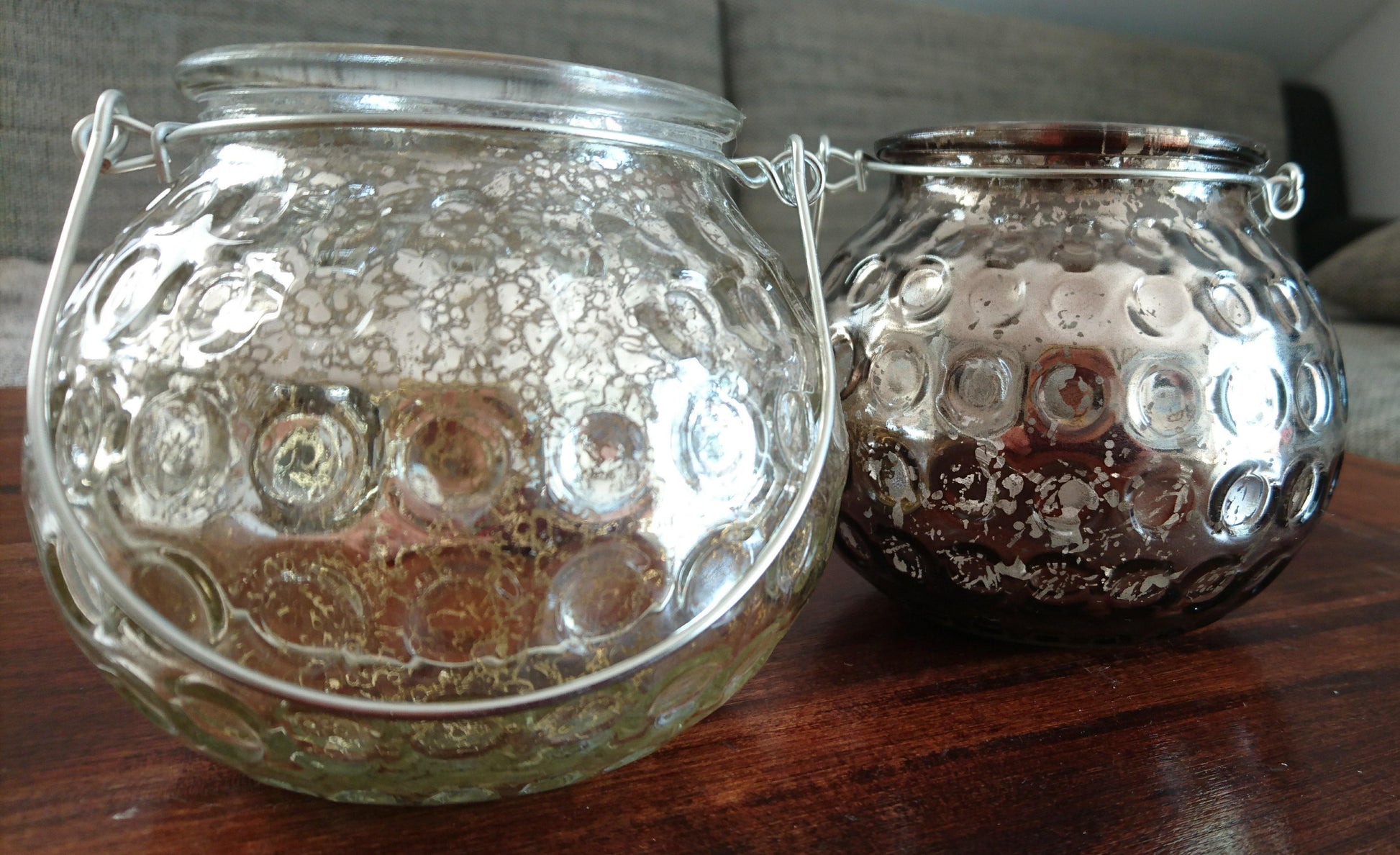 Kleines Windlicht Kugel mit Metallhenkel - zum Hängen & Stellen in 2 verschiedenen Farben - KamelundMilch.de