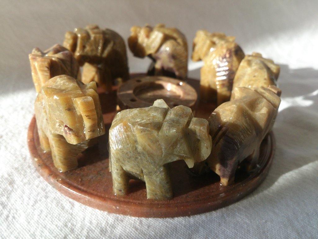 Räucherstäbchenhalter Speckstein 8 Elefanten im Kreis - KamelundMilch.de