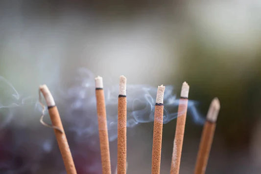 Die Welt der Indischen Räucherstäbchen: Tradition, Aromen und Wirkungen - KamelundMilch.de