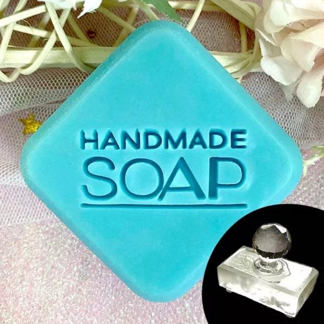 Seifenstempel Acrylglas mit Griff "Handmade Soap" - KamelundMilch.deSeifenstempel Acrylglas ohne Griff Motiv: Olivenzweig - KamelundMilch.de,DIY Seifenstempel Zweig mit Oliven,DIY Seifenstempel Acrylglas online kaufen,individuelle Seifenstempel als Geschenk