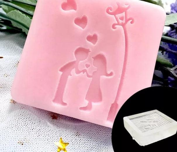 DIY Seifenstempel Acrylglas ohne Griff Motiv: Liebespaar - KamelundMilch.deDIY Seifenstempel aus Acrylglas in verschiedenen Designs einfach bei uns im Shop online bestellen,eine preisgünstige nachhaltige Geschenkidee für Erwachsene und Kinder,Seifenstempel für Olivenölseife aus Rohseife oder Giessseife günstig online bestellen,Bastelzubehör für Kindergeburtstag, Weihnachten und DIY Arbeiten