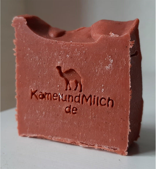 Marokkanischer Vanilletraum, rote DIY Sheabutterseife handgemacht mit Arganöl und Olivenöl, Olivenölseife online kaufen bei Kamelmilch Shop, unsere Handseife wird ohne Tierversuche hergestellt, ohne Plastik, PEG, Erdöl, Silkate, Vegane Seife in geschenkverpackung aus Papier