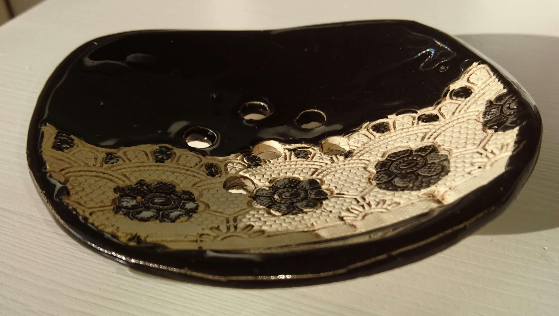 Spanische Keramik Seifenschale by "LaMar Design Mallorca" in schwarz ohne Schriftzug - KamelundMilch.de